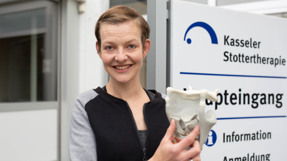 Therapieleiterin Kristina Anders des Instituts der Kasseler Stottertherapie in Bad Emstal, hier mit einem Modell eines Kehlkopfes.