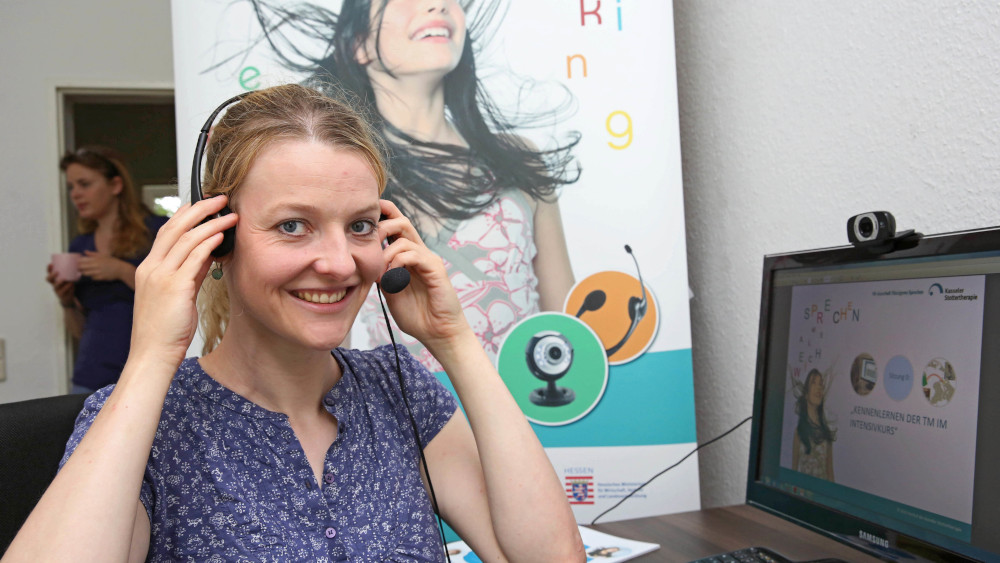 Kristina Jung, Therapieleiterin im Institut der Kasseler Stottertherapie zeigt am Computer die Online-Therapieplattform zur Stottertherapie. 