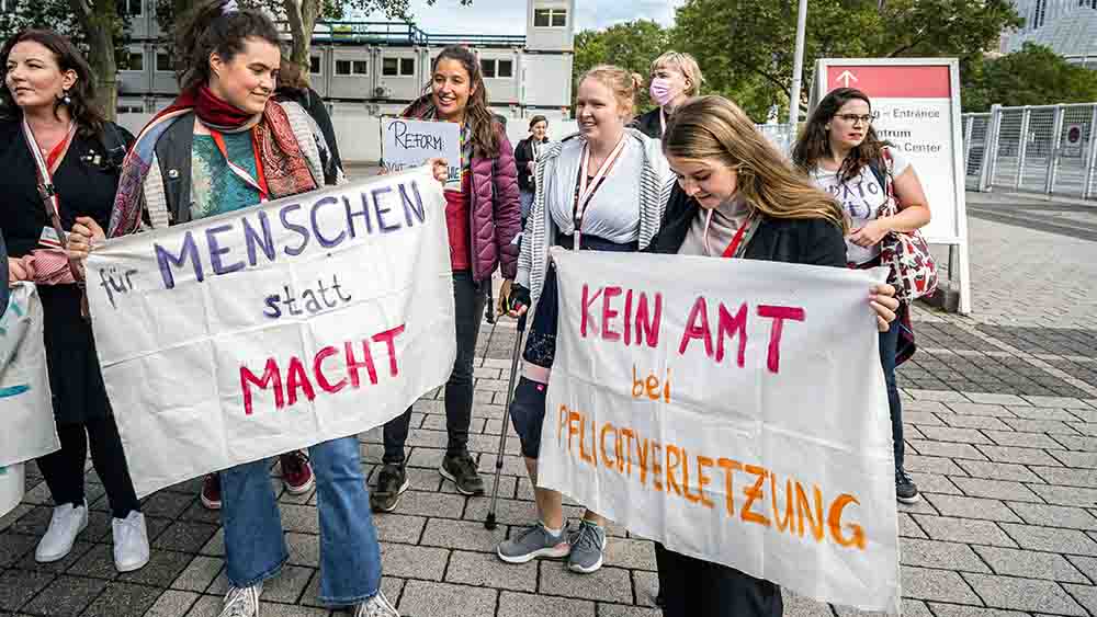 Vor dem Saal protestieren Maria 2.0 und "Wir sind Kirche"