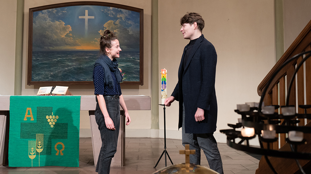 Die Schauspieler Mona Georgia Müller und Jan-Eric Meier bei einer Szene der TheaterKirche zum „Goldnen Topf“.