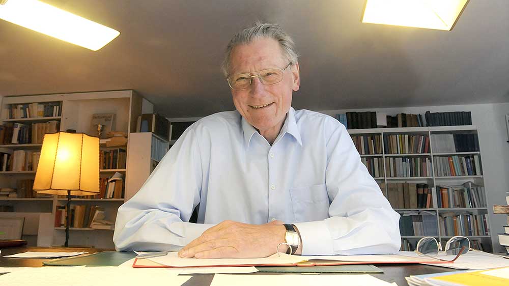 Ulrich Wilckens im Juli 2008 im Arbeitszimmer seiner Lübecker Wohnung