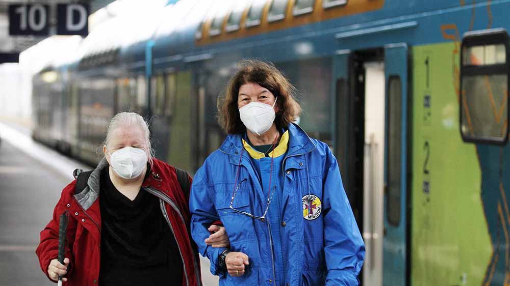 Immer zur Stelle: Kirsten Heinrich von der Bahnhofsmission in Hannover geleitet die blinde Berufspendlerin Martina Nesterok über den Bahnsteig 