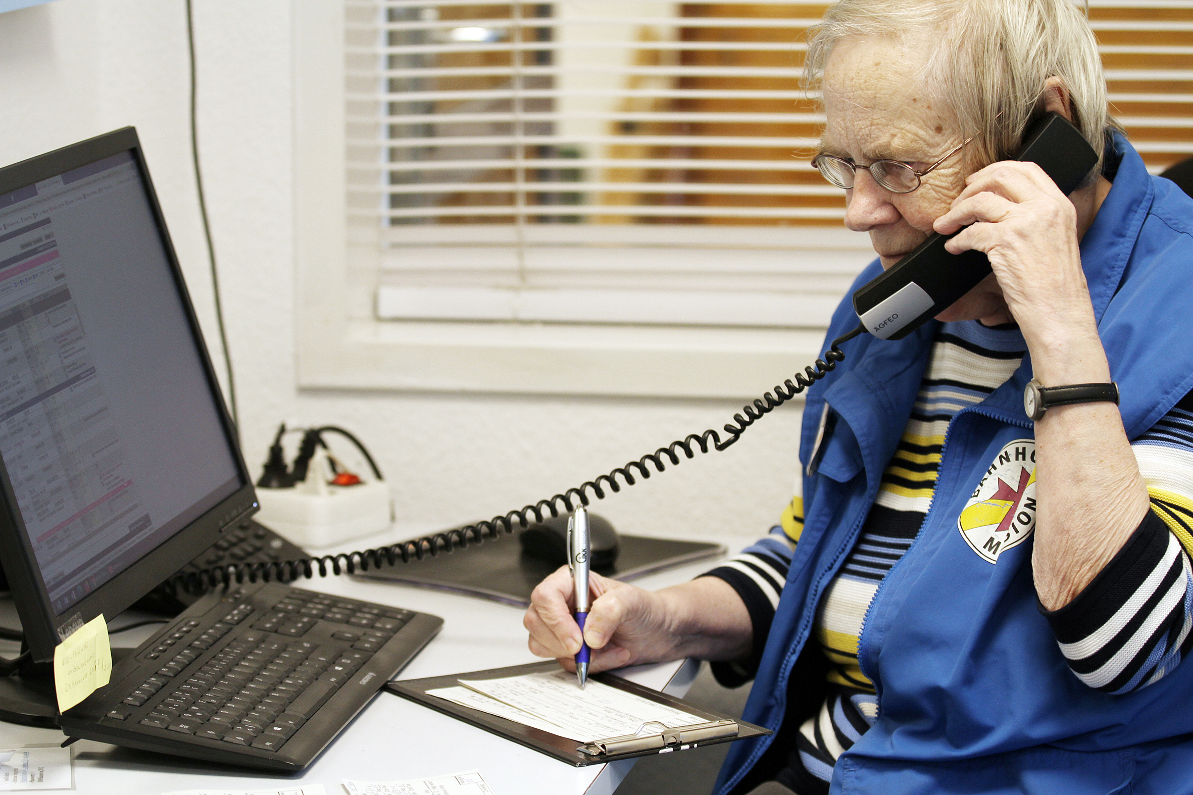 Büro-Schicht: Erika Schulze von der Bahnhofsmission in Hannover nimmt einen Anruf entgegen