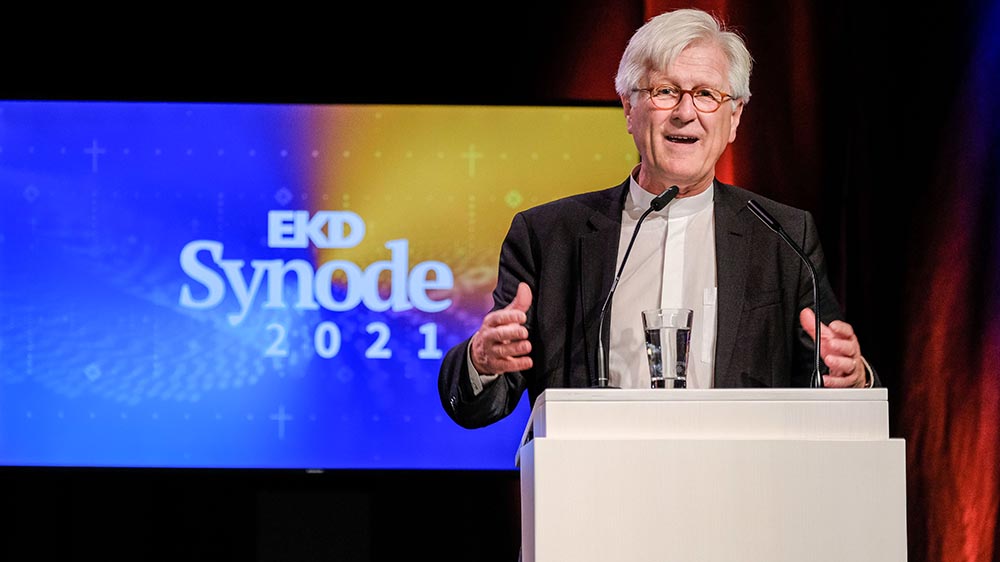 Der scheidende EKD-Ratsvorsitzende Heinrich Bedford-Strom bei seinem letzten Bericht vor der Synode