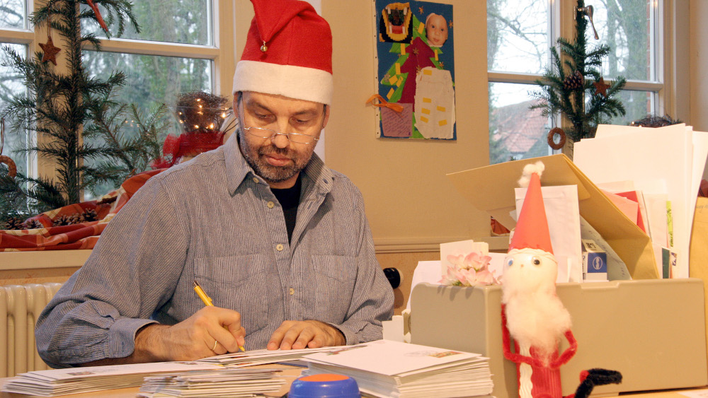 Der Sekretär des Weihnachtsmannes Wolfgang Dipper (47) adressiert am 12.12.07 im Weihnachts-Postamtes im niedersächsischen Himmelpforten bei Hamburg, Antwortbriefe. In der Adventszeit wird die Filiale in Himmelpforten mit täglich bis zu 3.000 Briefen und Wunschzetteln überschüttet. In längst nicht allen Sendungen an den Weihnachtsmann und das Christkind stecken materielle Wünsche. “Oft bitten Kinder, Jugendliche und auch Erwachsene um Gesundheit, Frieden und Glück in der Beziehung”, berichtet Wolfgang Dipper. Gemeinsam mit 24 ehrenamtlichen Helfern beantwortet er jeden Brief, der bei ihm ankommt. (Siehe epd-Bericht vom 13.12.07)