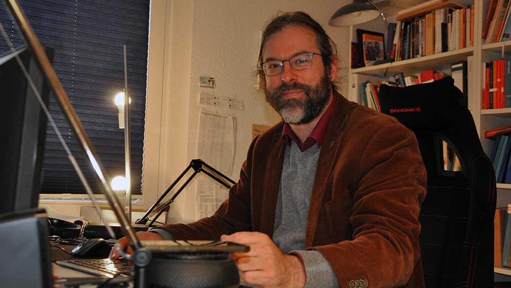 Am Schreibtische plant Felix Grimbo die nächsten Wochen in seiner Gemeinde