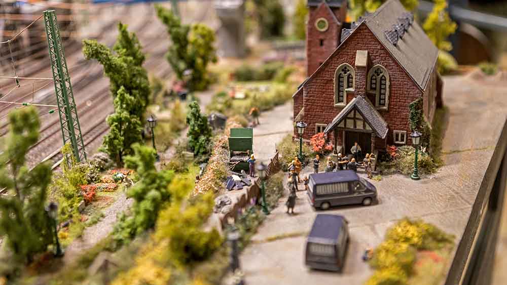 Fast wie im richtigen Leben: Während einer Trauerfeier fährt der Leichenwagen vor