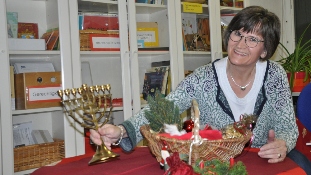 Beate Peters präsentiert die Schätze der Hamburger Lernwerkstatt. In diesem Jahr fallen das jüdische Chanukka-Fest und der 1. Sonntag im Advent auf denselben Tag.