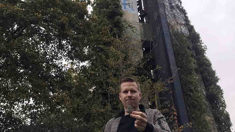 Immer wieder findet Pastor Jonas Goebel Betonbrocken am Fuße des Kirchturms