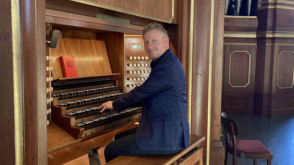 Magne H. Draagen an der Großen Orgel auf der Westempore des Michel