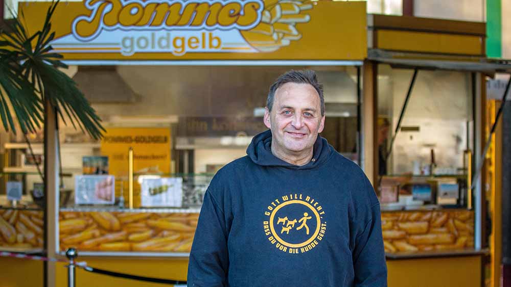 Michael Zielke vor seinem Imbisswagen "Pommes goldgelb"