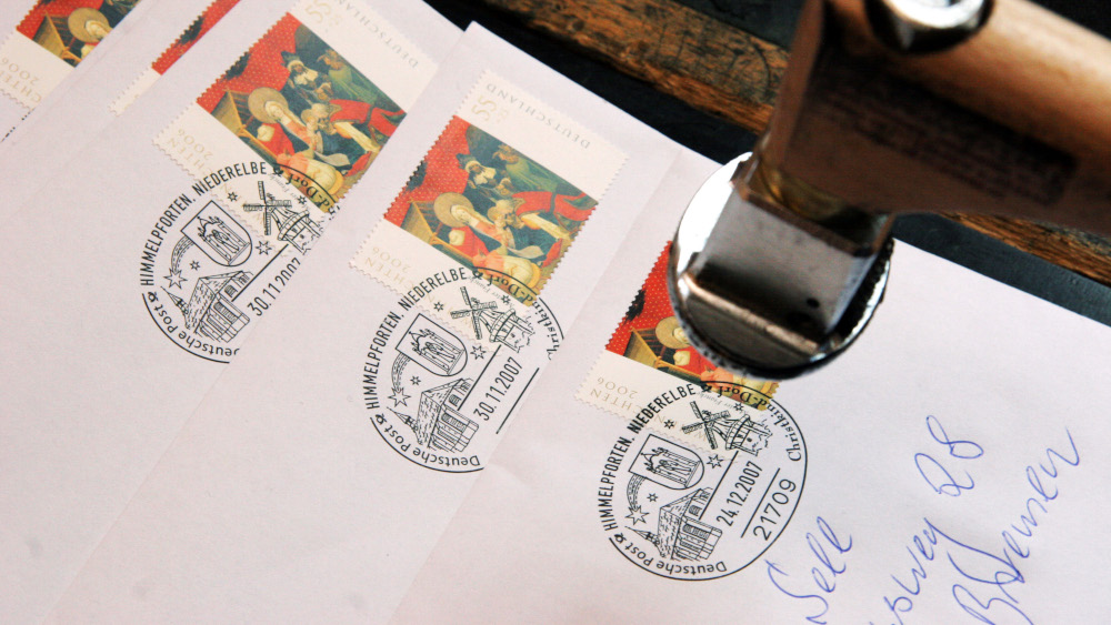  Ehrenamtliche Helfern beantworten jeden Brief, der im Postamt Himmelspforten bei Stade rechtzeitig ankommt. 
