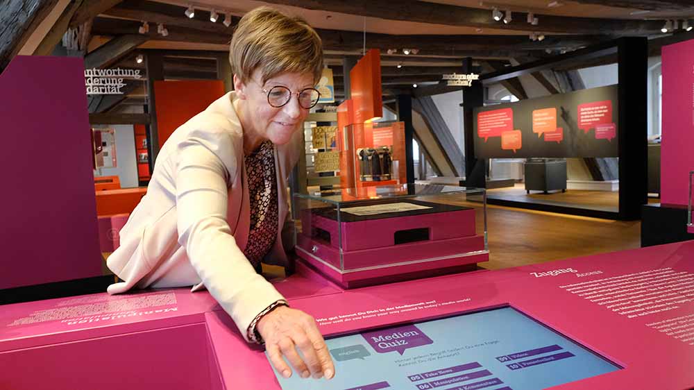 Museumsleiterin Juliane Schmieglitz- Otten am interaktiven Touch-Screen