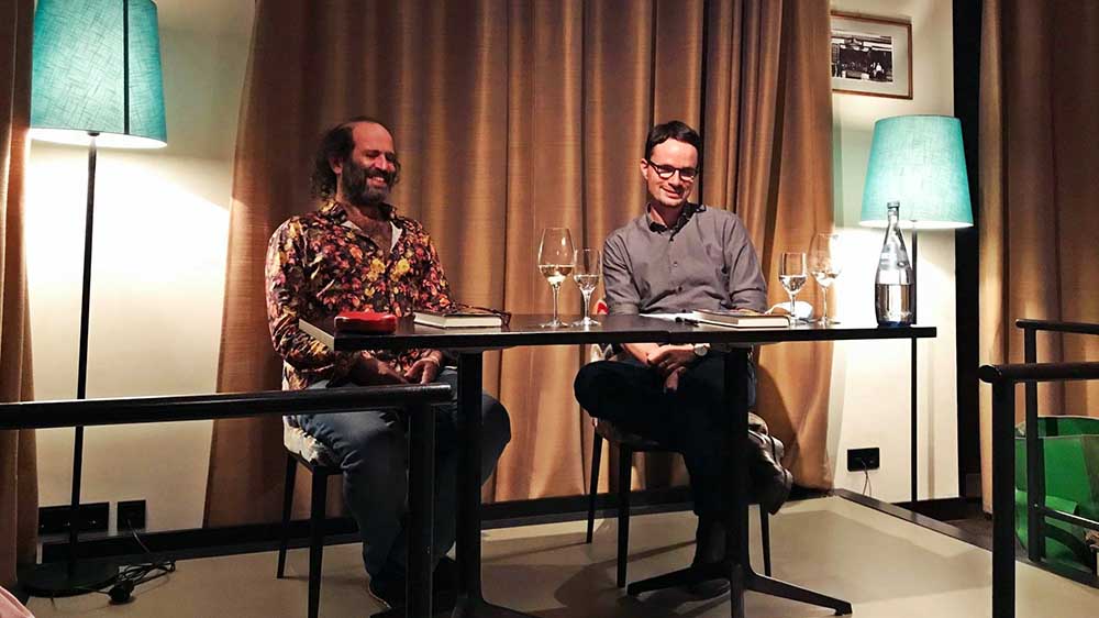 Der Jüdische Salon will Vermittlungsort und Heimat der jüdischen Hamburger sein. Hier Schriftsteller Tomer Gardi (l.) mit Gastgeber Sebastian Schirrmeister