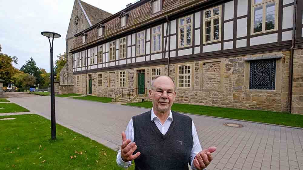 Endlich fertig: Arend de Vries, Prior des Klosters Loccum, vor dem sanierten Gebäude