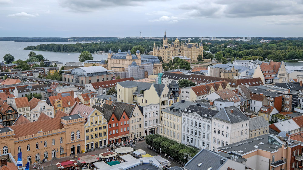 Blick vom Turm des Schweriner Doms auf das Schweriner Schloss im Hintergrund (Symbolbild).
