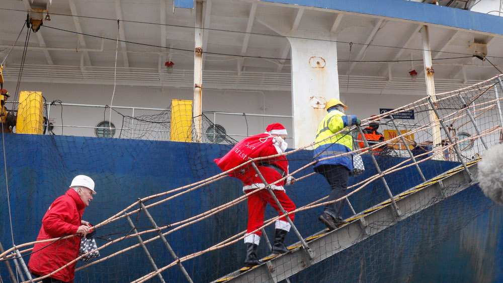 Für Schiffsbesatzungen gibt es in Rostock weihnachtliche Überraschungen