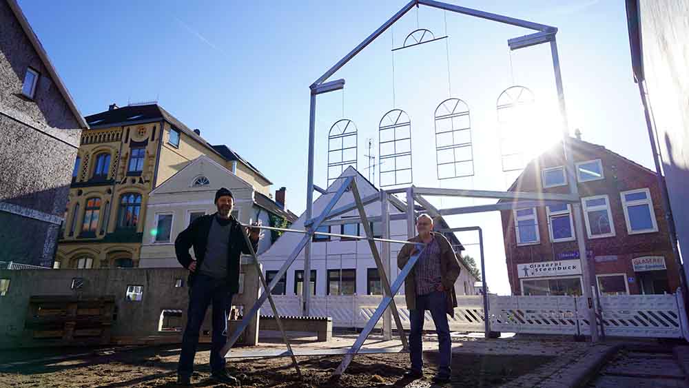 Am gefallenen Davidstern: Walter Blender (li.) und Architekt Klaus Eggers auf dem Areal des neuen Synagogen-Denkmals