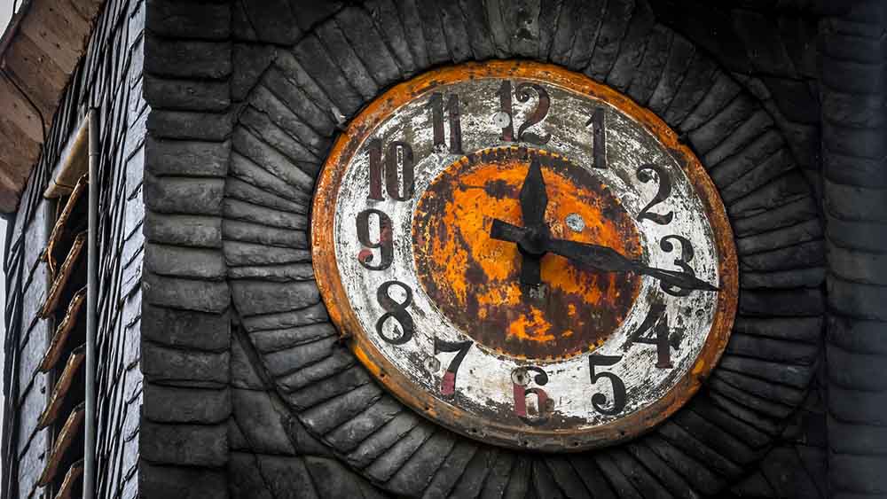 In einer Gemeinde muss die Turmuhr repariert werden