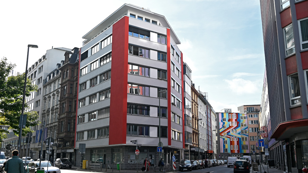 NiKA.Haus im Frankfurter Bahnhofsviertel (Foto vom 27.10.2021). Rund 42 Personen in unterschiedlichen Lebenslagen, haben das fruehere Pelzhaendlerhaus an der Niddastrasse Ecke Karlstrasse, umgewandelt in ein selbstverwaltetes und unverkaeufliches Wohnhaus. Sie sind Mitglieder des Hausvereins, dem die Immobilie gemeinsam mit dem Netzwerk Mietshaeuser-Syndikat gehoert ? also Mieter und Eigentuemer der Immobilie zugleich. Die Rechtskonstruktion ist bewusst so gewaehlt, dass das Haus nicht verkauft werden kann. Das Mietsystem ist solidarisch. Wer mehr bezahlen kann, hat eine etwas hoehere, wer weniger Geld hat, eine niedrigere Miete. (Siehe epd-Bericht vom 23.11.2021)