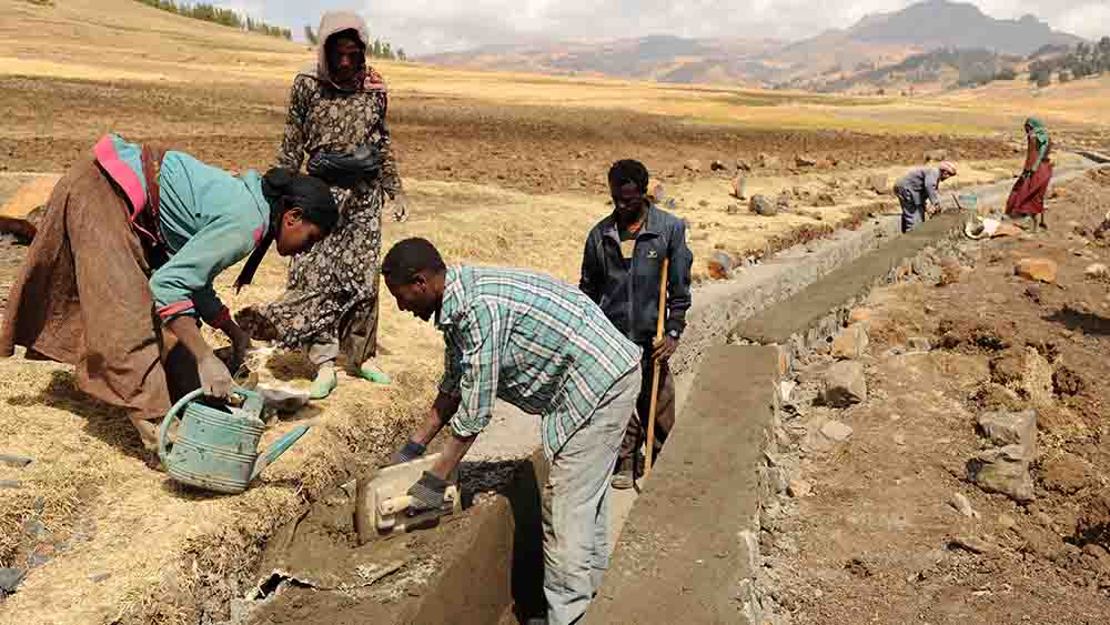 Auch in Äthiopien hilft "Brot für die Welt" – hier wird eine Bewässerungsanlage gebaut