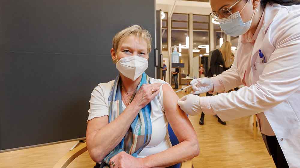 Hamburgs Bischöfin Kirsten Fehrs bei ihrer Booster-Impfung im vergangenen Dezember