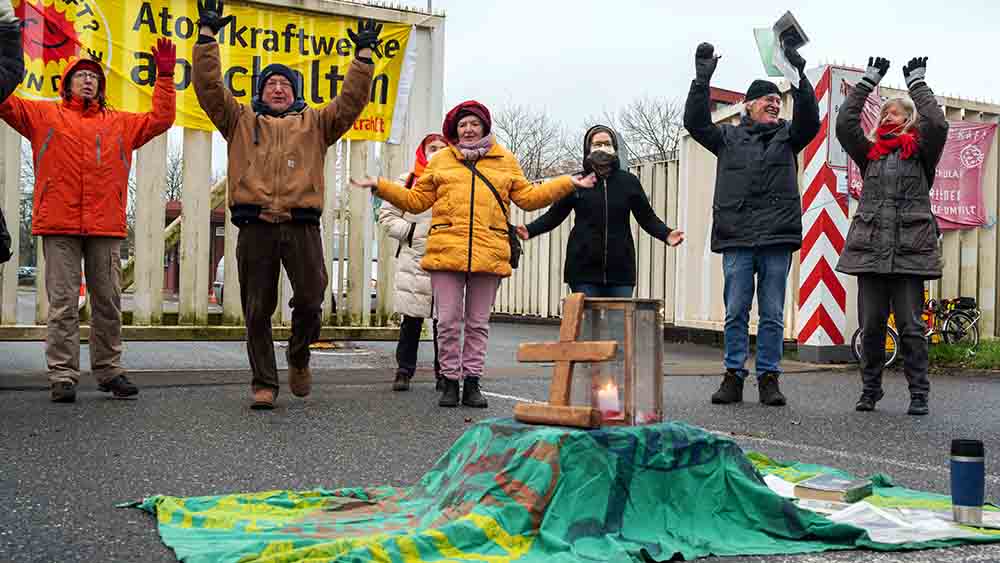 Grund zum Jubeln: Die Atomkraft-Gegner können ihre monatliche Mahnwache beenden. Auch Pastor Hans-Günter Werner (2. v.r.) freut sich