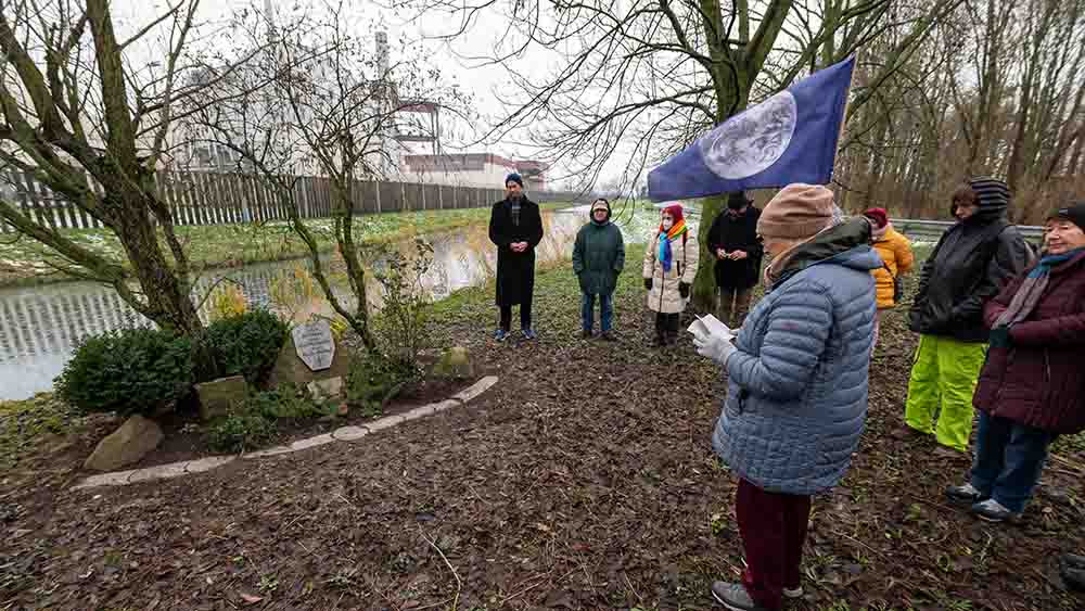 Am Gedenkstein erinnern die Demonstranten an die Opfer der Katastrophe von Tschernobyl