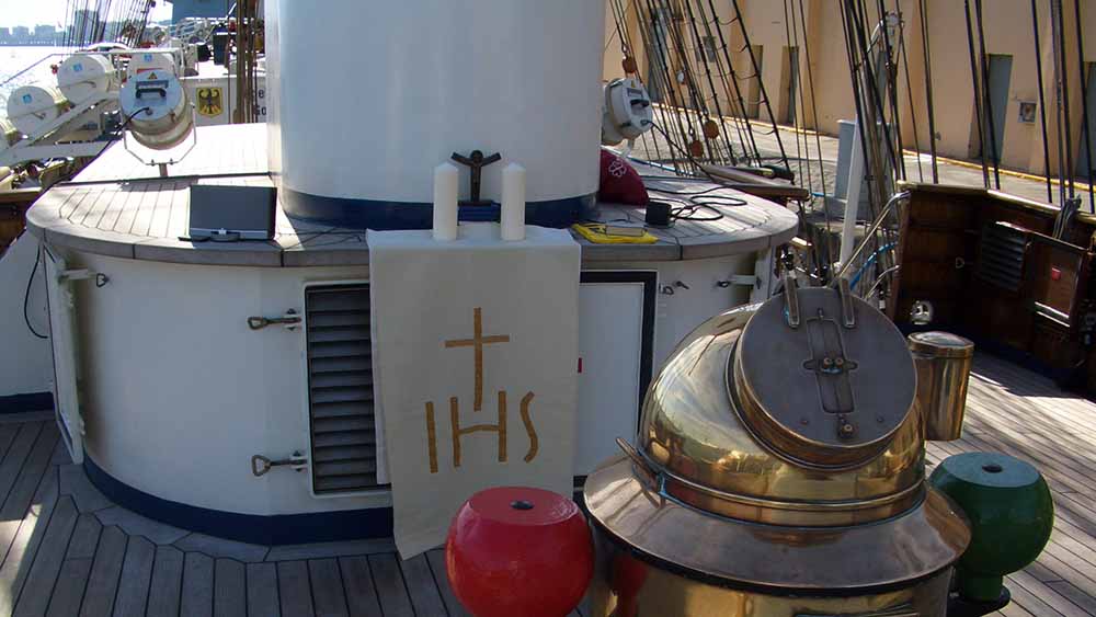 Zuweilen wird das Deck der „Gorch Fock“ zur Kirche und ein Podest zum Altar