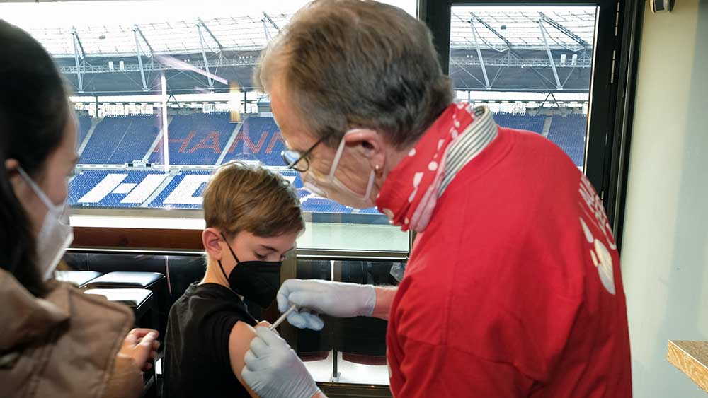 Auch Niels (10) lässt sich mit Blick auf den Stadionrasen impfen