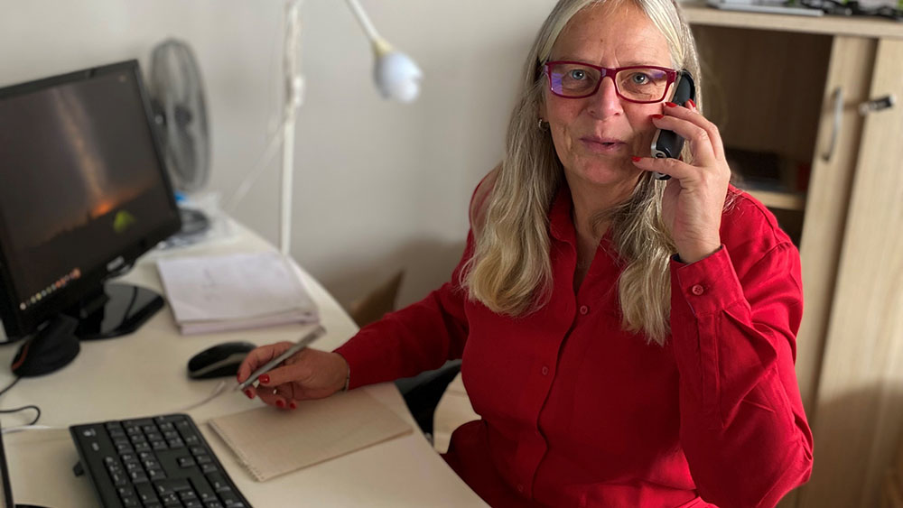 Kerstin Compart an ihrem Arbeitsplatz in der Schillerstraße in Hamburg