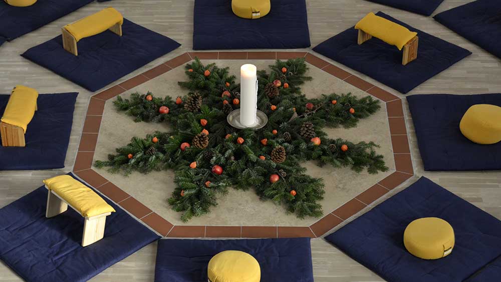 Auf gelben Kissen nimmt man Platz im Sitzkreis der Kirche der Stille