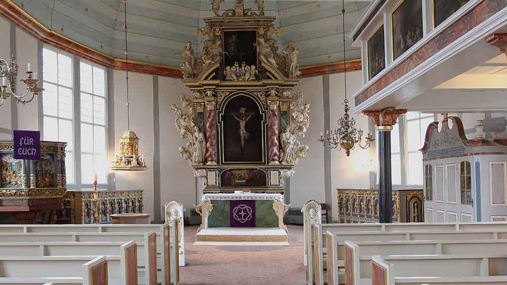 Blick auf den reich verzierten Altar von St. Nikolai