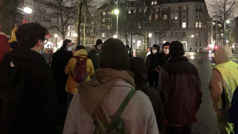 Die Gruppe versammelt sich auf dem Hansaplatz in St. Georg