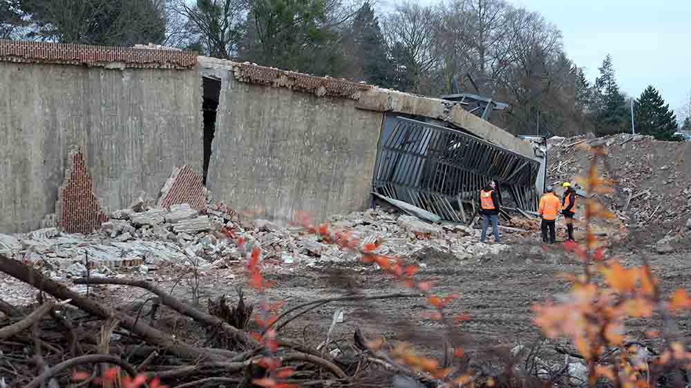Der Kirchturm ist nur noch Schutt und Asche