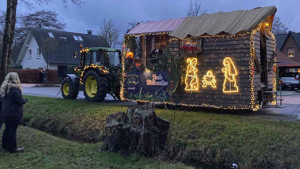 Während Corona predigte Pastor Vetter vom Trecker