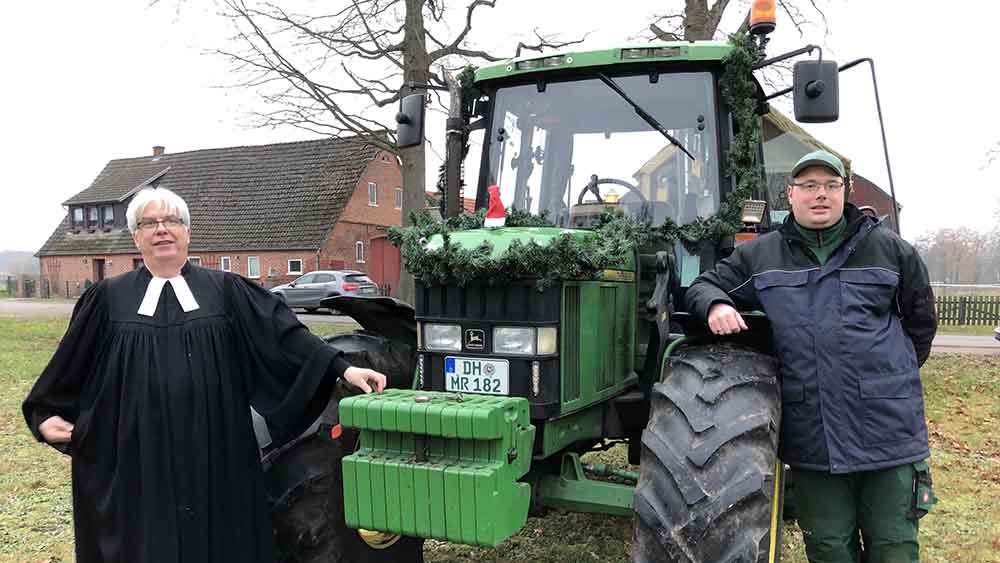 Trecker-Freunde: Pastor Robert Vetter (l.) und Matthias Röpe, Vorsitzender des Erntevereins.