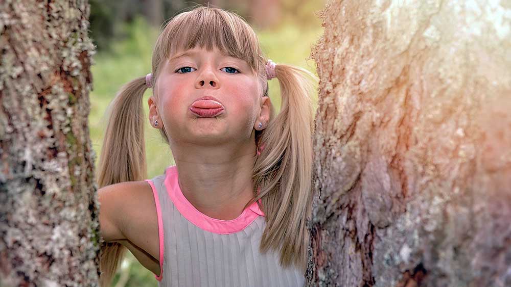 Das kleine Mädchen ist um eine Antwort nicht verlegen