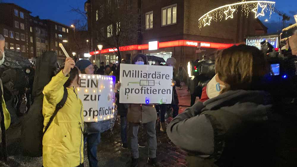 Mit Transparenten zogen die "Querdenker" durch die Straßen