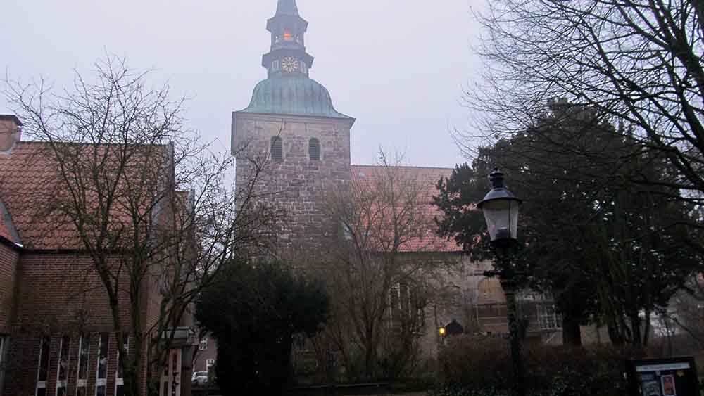 Im Nebel: die evangelische St.-Christophorus-Kirche in Friedrichstadt mit ihrem Feldsteinturm