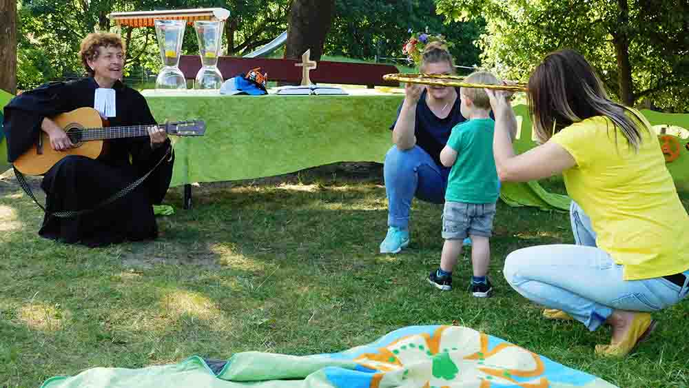 Pastorin Sigrun Kühn (l.) feiert einen Segnungs-gottesdienst im Kindergarten