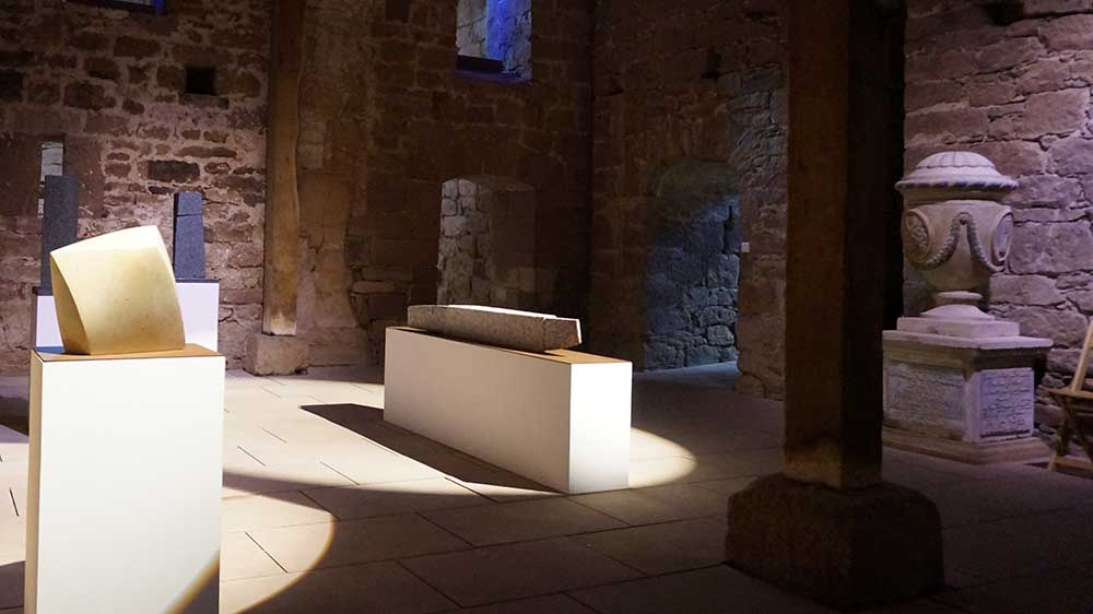 Viele Werke für die jährlich stattfindende große Ausstellung in der romanischen Klosterkirche werden eigens dafür geschaffen
