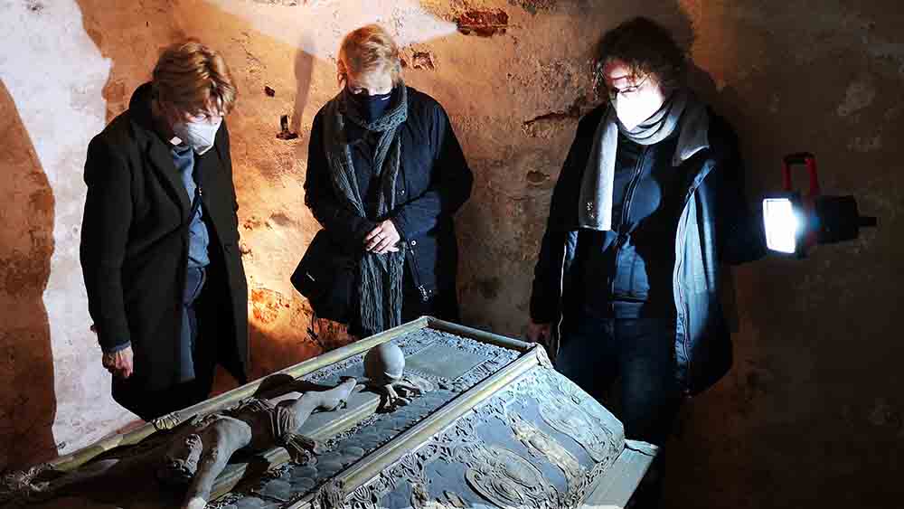 Blick auf die Särge (v.l.): Benita von Sass-Hasselblatt, Wiebke Bähnk und Anne-Christin Batzilla-Kempf