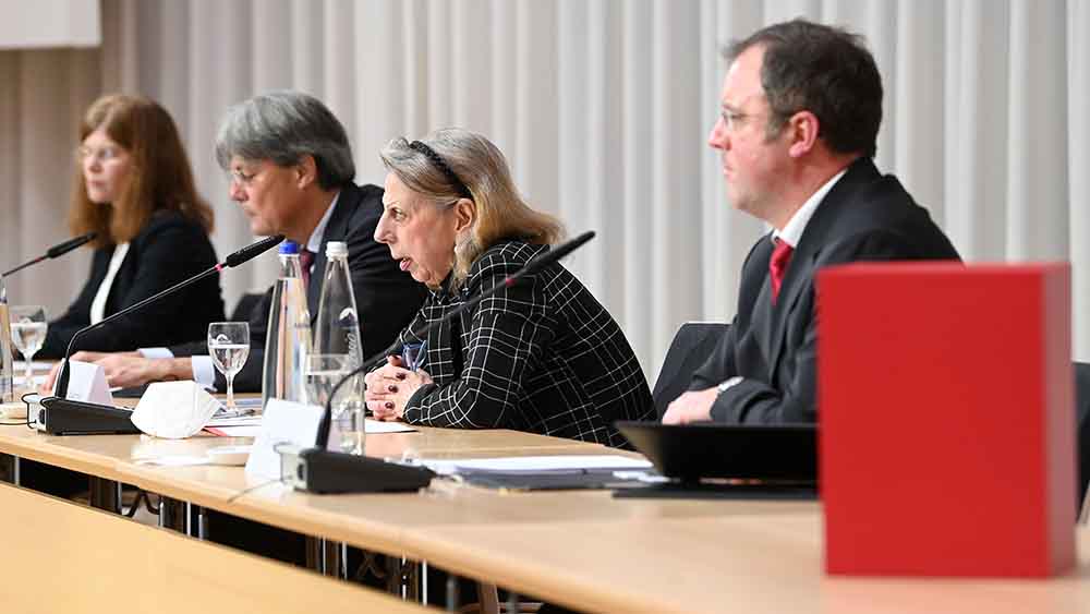 Die Anwälte der Münchner Kanzlei Westpfahl Spilker Wastl stellen ihr Gutachten vor
