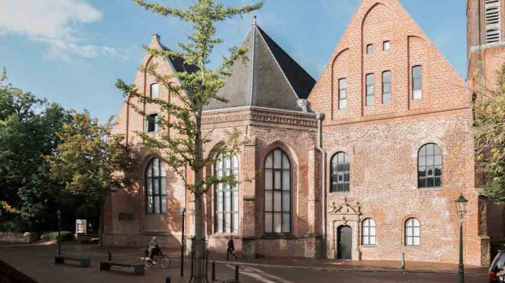 Die Bibliothek ist in einer ehemaligen Kirche untergebracht