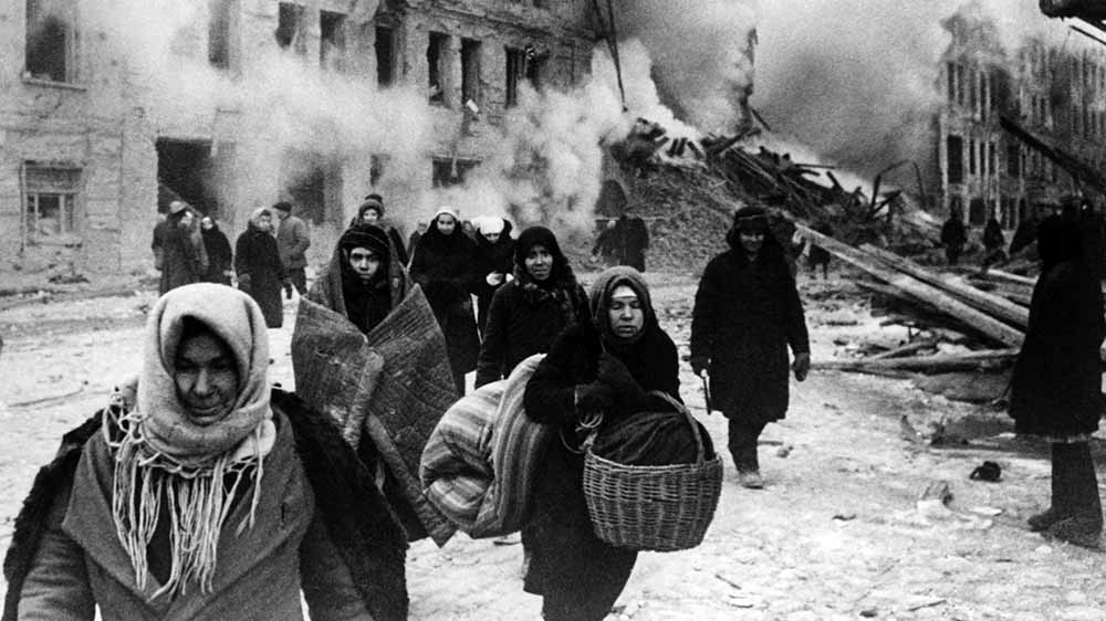 Nach einem Bombenangriff auf Leningrad im Winter 1941/42 suchen die Menschen Schutz