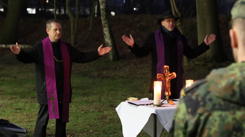 Die Militärpfarrer Martin Roth (l.) und Dirk Brandt segnen Menschen in der Bundeswehr – anlässlich einer Freiluftandacht in Oldenburg in der Adventszeit des Jahres 2021