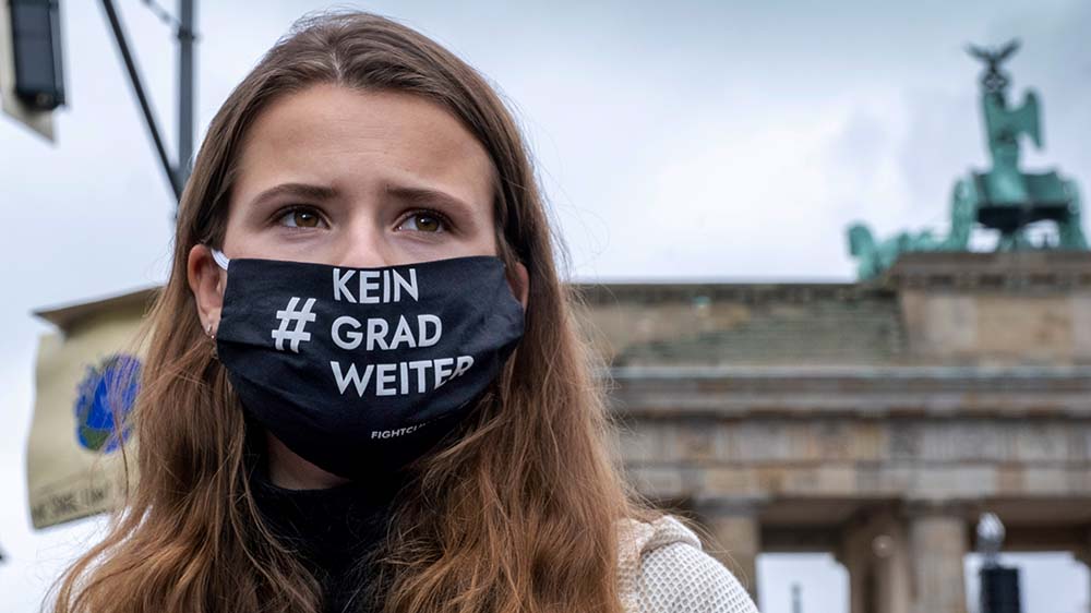 Luisa Neubaur vor dem Brandenburger Tor in Berlin
