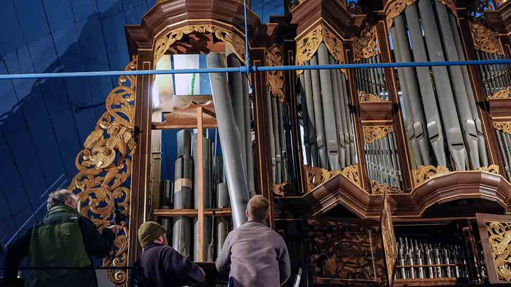 Jede Pfeife bauen die Arbeiter sorgfältig aus der Orgel