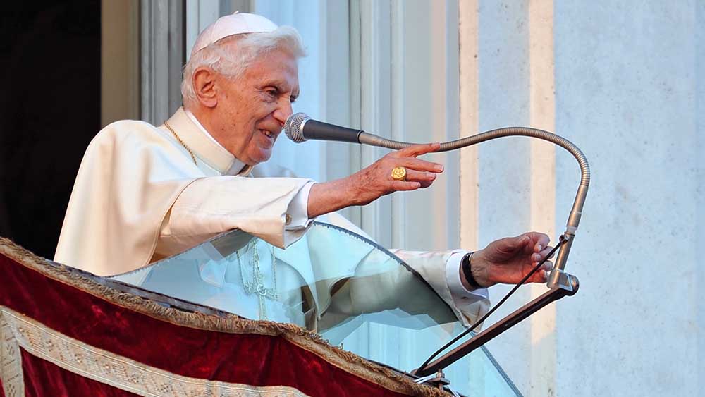 Papst Benedikt verabschiedet sich im Februar 2013 von den Gläubigen